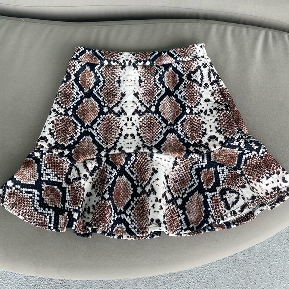 EUC Nasty Gal Snake Print 🐍 Ruffled Skirt size 8 - Picture 2 of 7